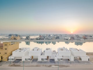 Die Eingangsseite der Areia Residences ist recht verschlossen. 