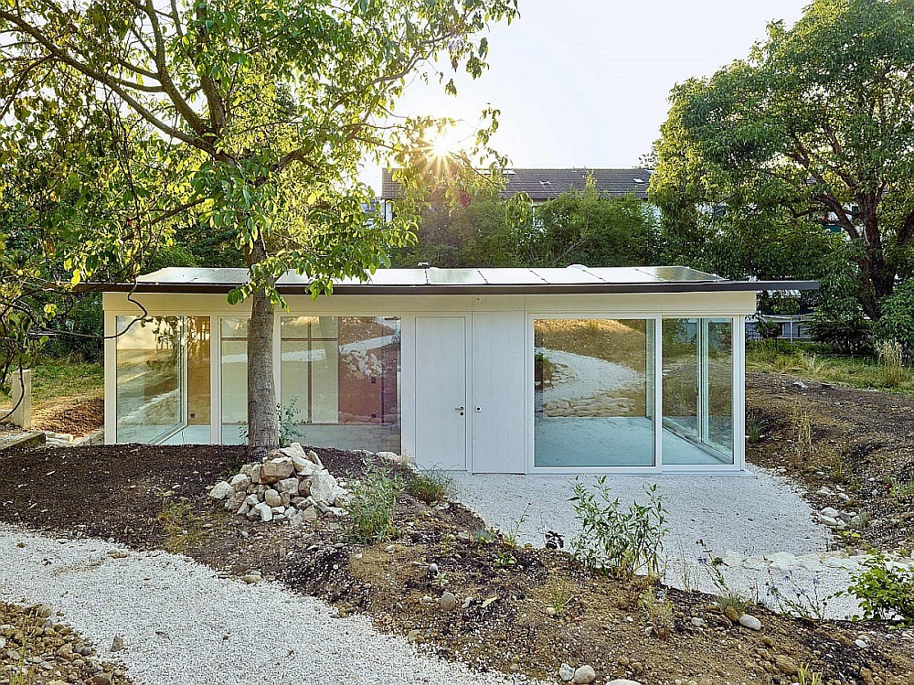 Eingangsseite des Prototyps in Riehen bei Basel: Das eingeschossige Haus hat einen quadratischen Grundriss mit Seitenlängen von zehn Metern.