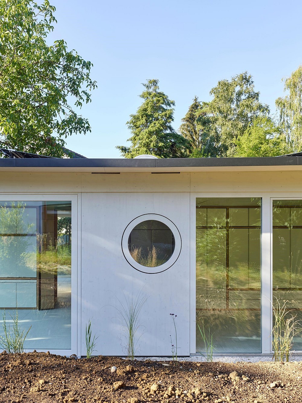 Die verschieden breiten Holzkerne beinhalten die Eingangszone, das Badezimmer, die Kücheninstallationen, einen Abstellraum, ein separates WC sowie Einbauschränke.