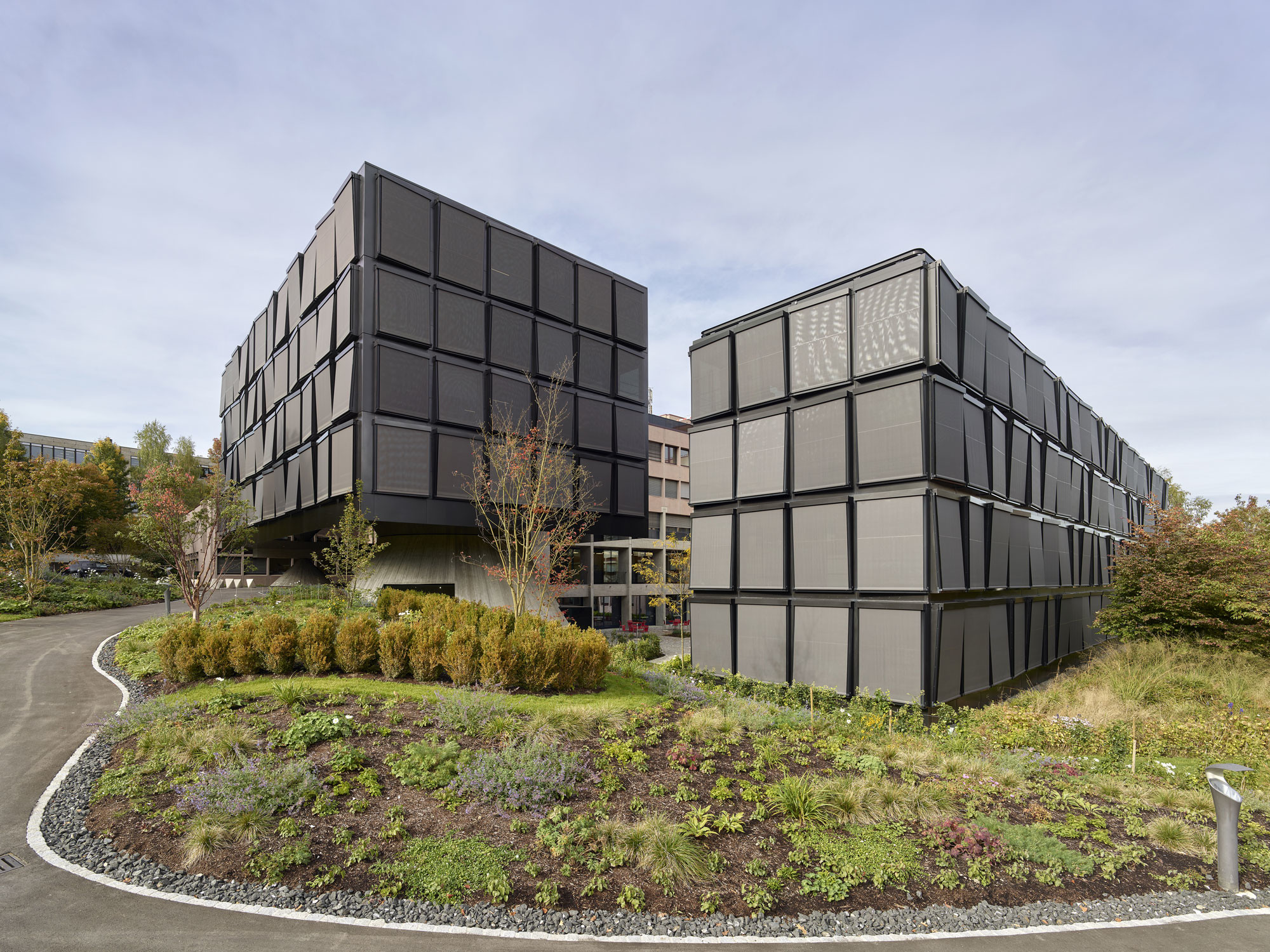 Die Fassade des Helvetia-Versicherungen-Erweiterungsbaus in St.Gallen von Herzog & de Meuron spielt mit der Wahrnehmung der Betrachter