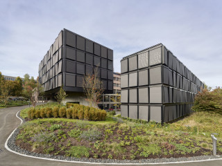 Die Fassade des Helvetia-Versicherungen-Erweiterungsbaus in St.Gallen von Herzog & de Meuron spielt mit der Wahrnehmung der Betrachter