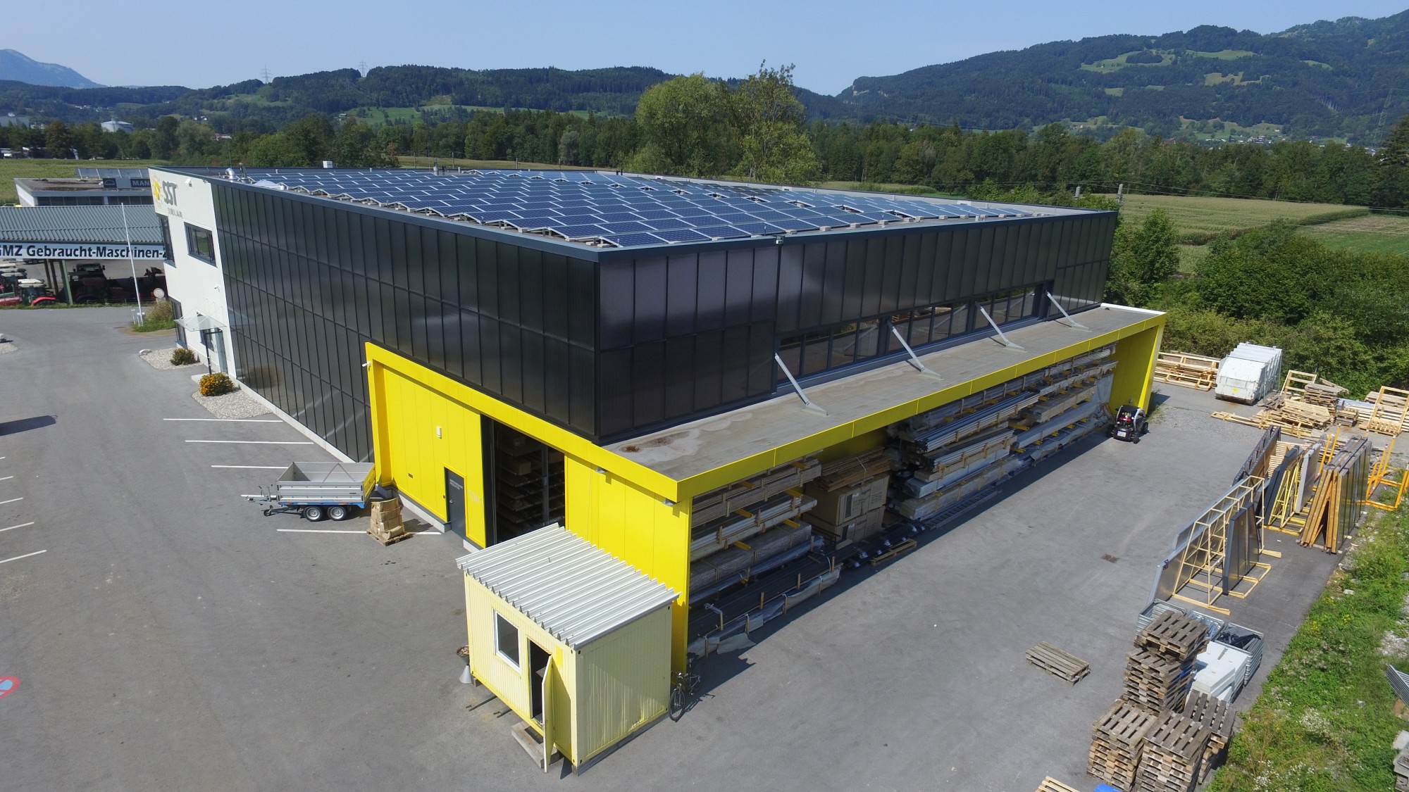 Das Gebäude gliedert sich in ein Dämmstofflager mit darüber liegenden Büros sowie eine 450 Quadratmeter große Produktions- und Lagerhalle