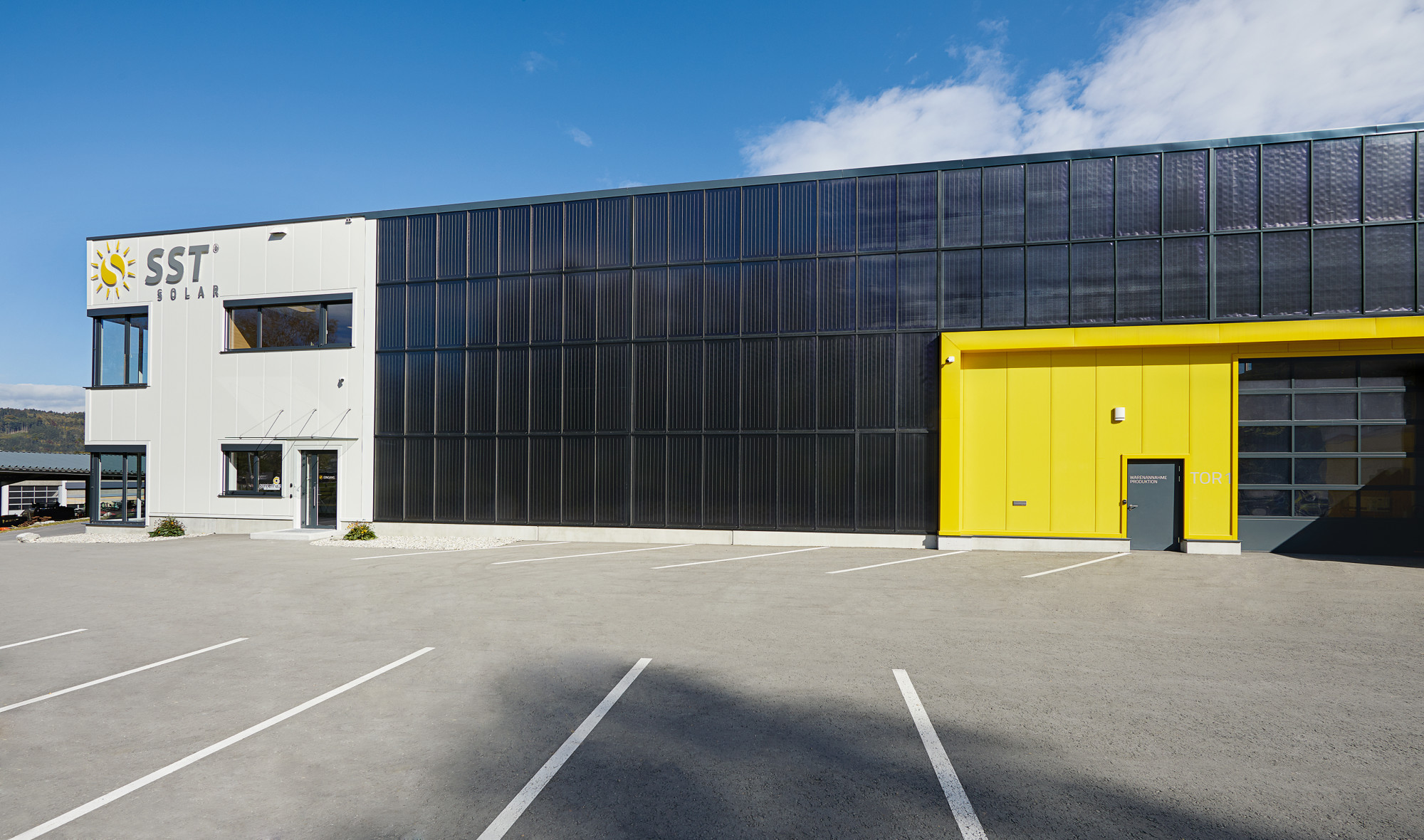 Die Solarkollektoren an der Südwest- und Südostfassade der Produktionshalle decken bis zu neunzig Prozent des Bedarfs an Raumwärme und Warmwasser