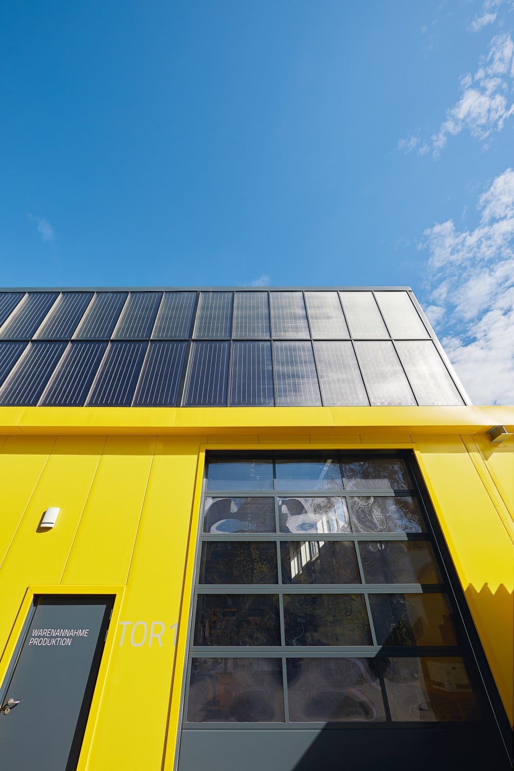 Die senkrecht montierten Solarkollektoren bringen auch in der kalten Jahreszeit, wenn die Sonne flacher auftritt, die volle Leistung