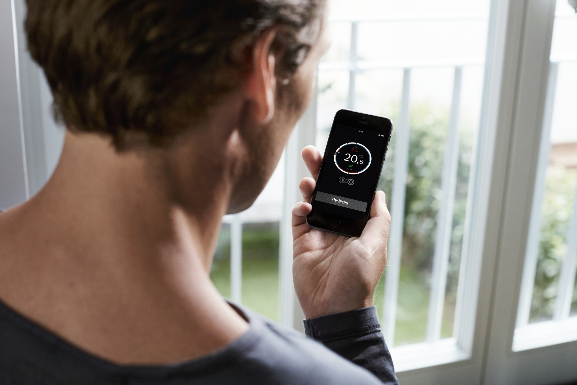 Mit einem Smartphone und einer speziellen App ist der Zugriff auf die eigene Heizungsanlage von überall aus möglich