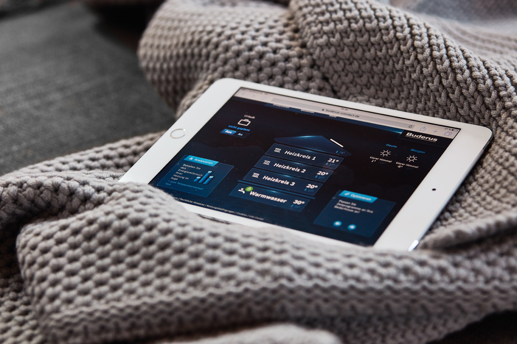Mit dem dem Control Center Connect von Buderus kann man jederzeit Informationen zum aktuellen Brennstoffverbrauch, zum solaren Ertrag oder allgemein zum Betrieb der Anlage abrufen
