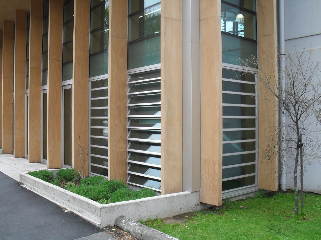Die Lamellenfenster Coltlite können als natürliches Be- und Entlüftungssystem sowie im Ernstfall zur Brandlüftung und Entrauchung eingesetzt werden.