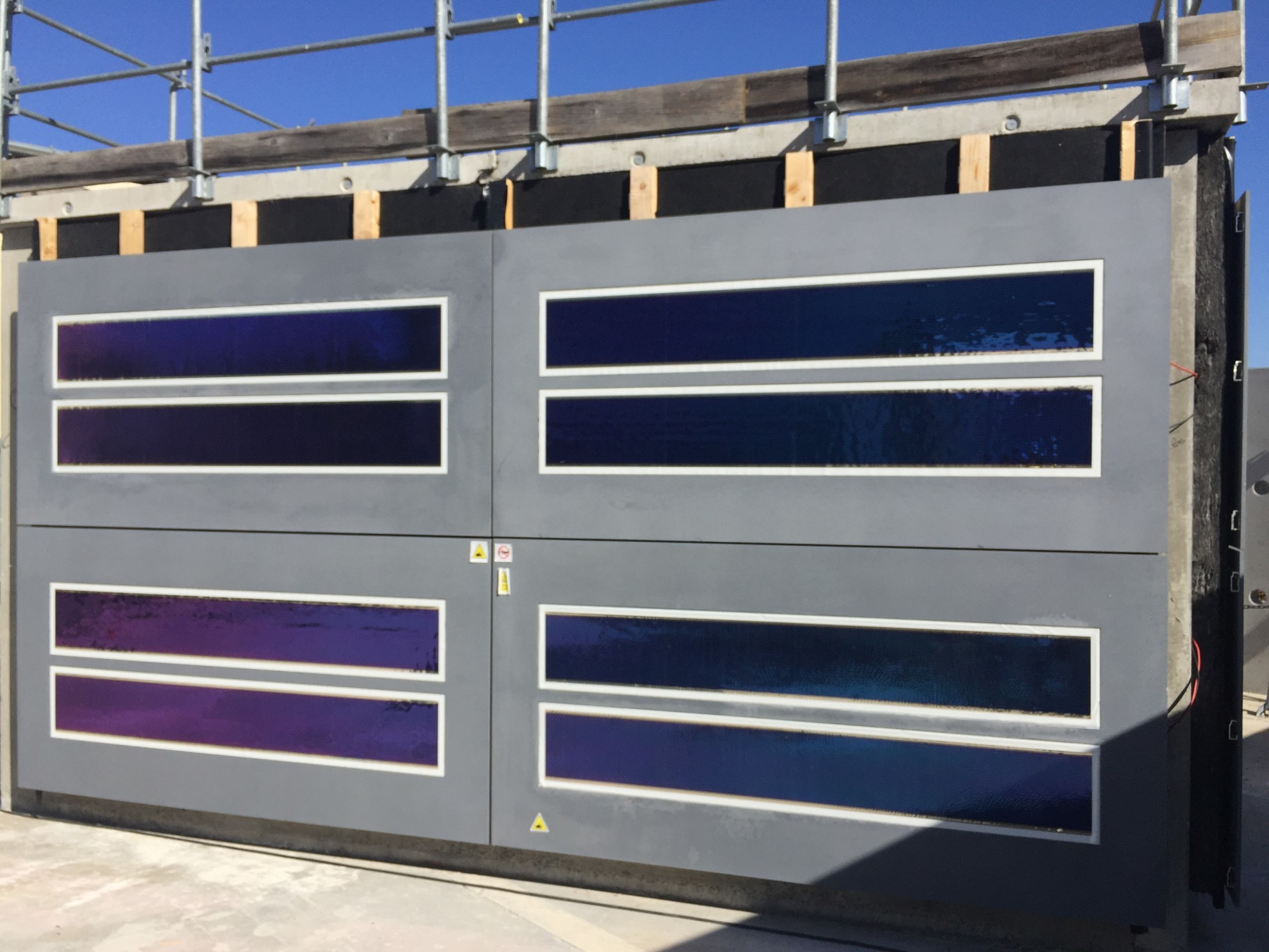 Verwendet wurde der Hochleistungsbeton Ductal und die Solarfolie Heliafilm.