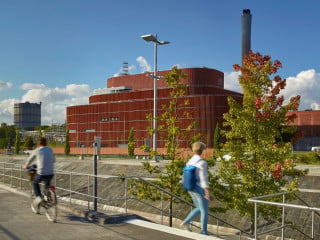U.D. Urban Design (Stockholm) und Gottlieb Paludan Architects (Kopenhagen) haben in Stockholm eines der größten Biomasse-Blockheizkraftwerke Europas realisiert