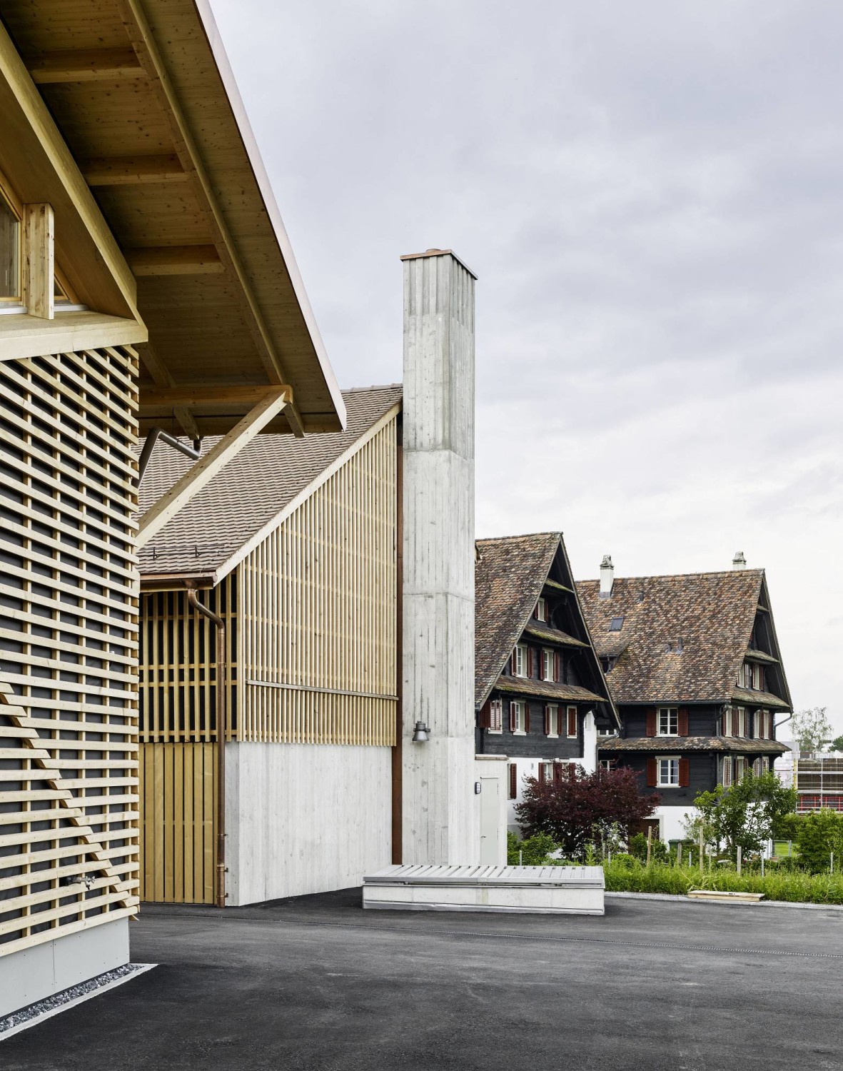 Das Team von Graber Pulver Architekten realisierte zwei Bauten mit neuen Funktionen: eine Schreinerei und eine Heizzentrale mit Büros und Fahrzeugunterstand