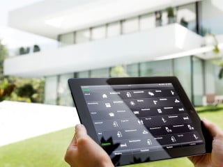 Mit sogenannten Bussystemen, wie beispielsweise dem weit verbreiteten KNX, ist es möglich, alle technischen Einrichtungen im Gebäude – darunter auch DALI-basierte Beleuchtungssteuerungen – einfach miteinander zu vernetzen