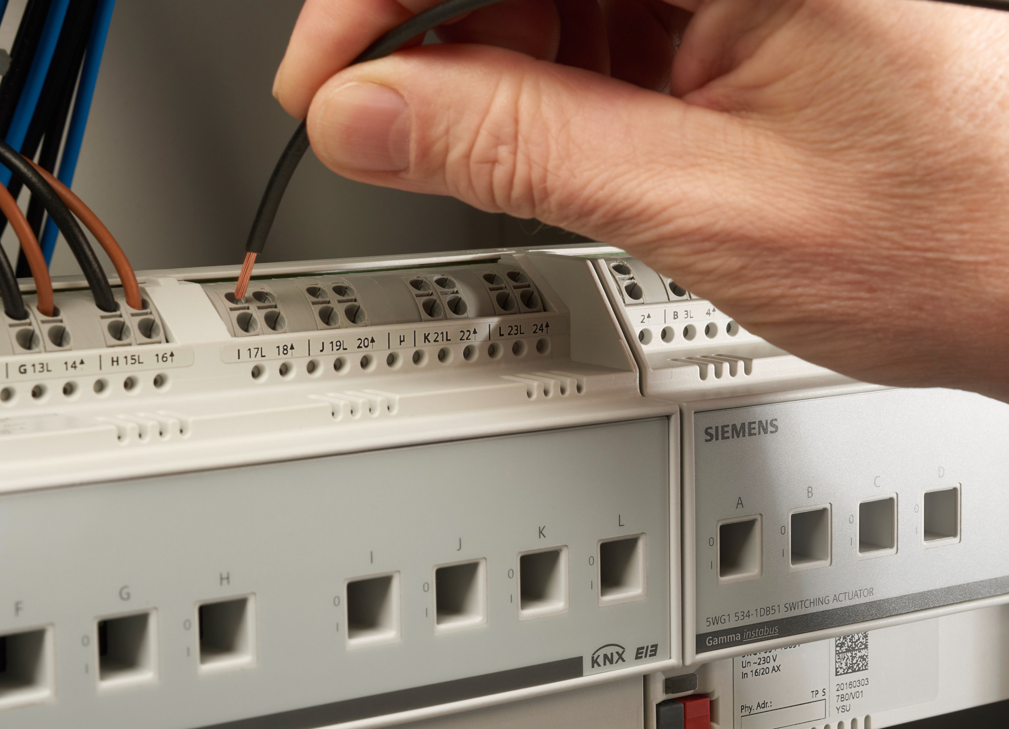 Verglichen mit einer klassischen Elektroinstallation ist beim Bussystem der Verkabelungsaufwand für beliebige Steuerungsaufgaben relativ gering (im Bild: Schaltaktoren der Produktlinie Gamma Instabus)