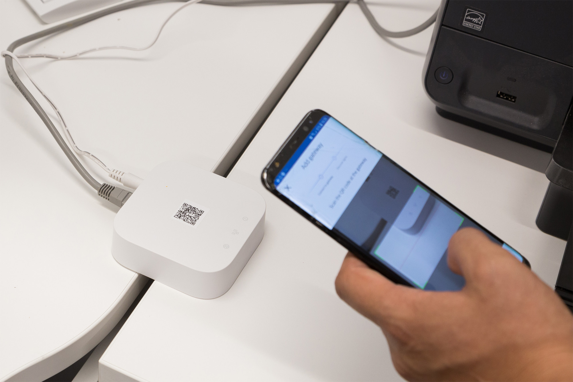 Wireless Gateway und App auf dem Smartphone: Philips Interact Ready umfasst Beleuchtungslösungen, mit denen insbesondere kleinen und mittelständischen Unternehmen der Umstieg auf vernetzte Beleuchtung ermöglicht werden soll.