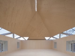 Von außen durch schmale Oberlichtstreifen im Bereich der Traufe zu erkennen, wurden ehemalige Reiterkasernen in neue Ateliers der Kunstakademie Münster umgewandelt.