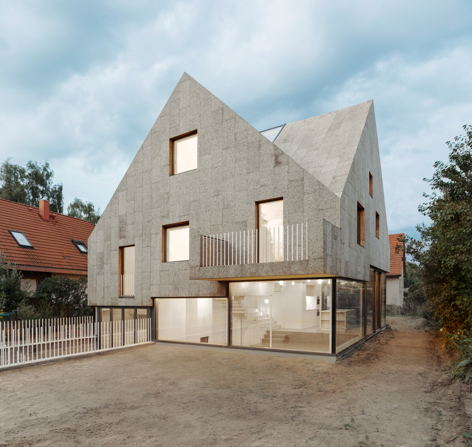 Das Untergeschoss des von Rundzwei Architekten entworfenen Baus ist in Beton ausgeführt. Darüber sitzt eine Holzkonstruktion