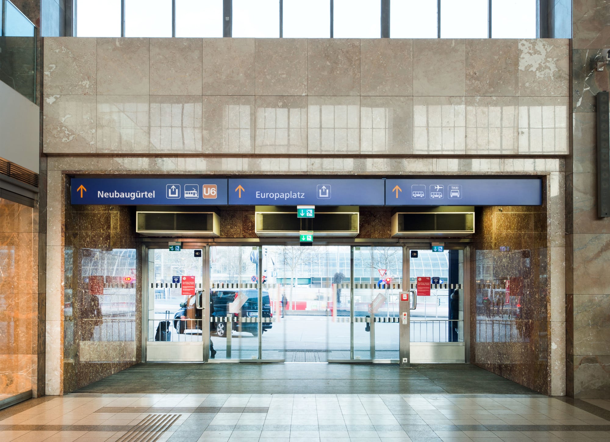 Um den luftigen, transparenten Raumeindruck zu bewahren und zugleich aktuellen Ansprüchen an Sicherheit, Barrierefreiheit und Komfort gerecht zu werden, kommen gläserne Automatiktüren mit motorisierten Antrieben zum Einsatz.