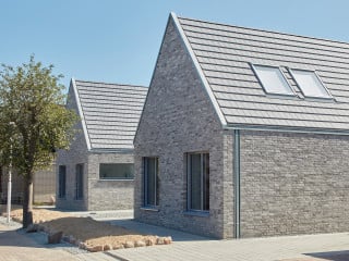 Angesichts städtebaulich klarer Vorgaben konzipierten Jebens Schoof Architekten zwei parallel angeordnete Häuser mit Satteldach, die mittig über einen Querbau – ebenfalls mit Satteldach – verbunden sind.