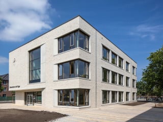 Die Oberschule an der Egge wurde nach Plänen der ortsansässigen Architektengruppe Rosengart + Partner um einen separaten Bau erweitert.