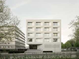 Der Neubau am westlichen Rand des Geländes der Stadtwerke in Tübingen vermittelt in der Höhe zwischen den vorhandenen Bürogebäuden. 