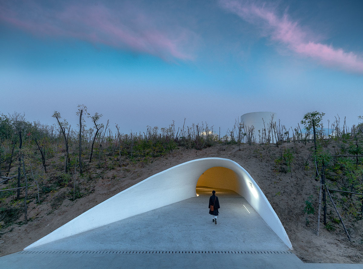Ein Tunnel führt in die Düne hinein