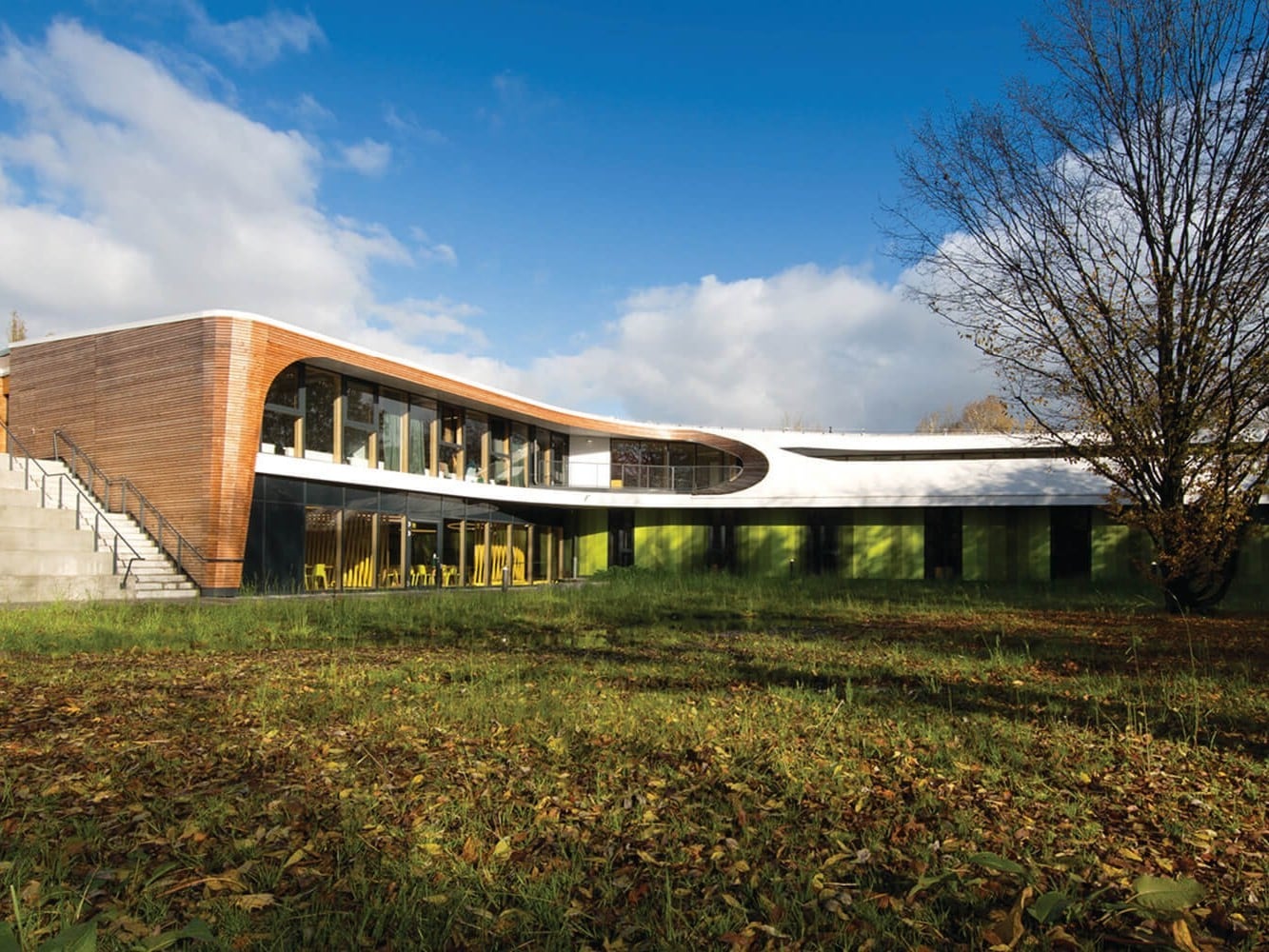 Das Architekturbüro LAVA entwarf einen modernen, barrierefreien Bau, der den Gästen offene Zonen zum Austausch, aber auch ruhige Bereiche bietet.
