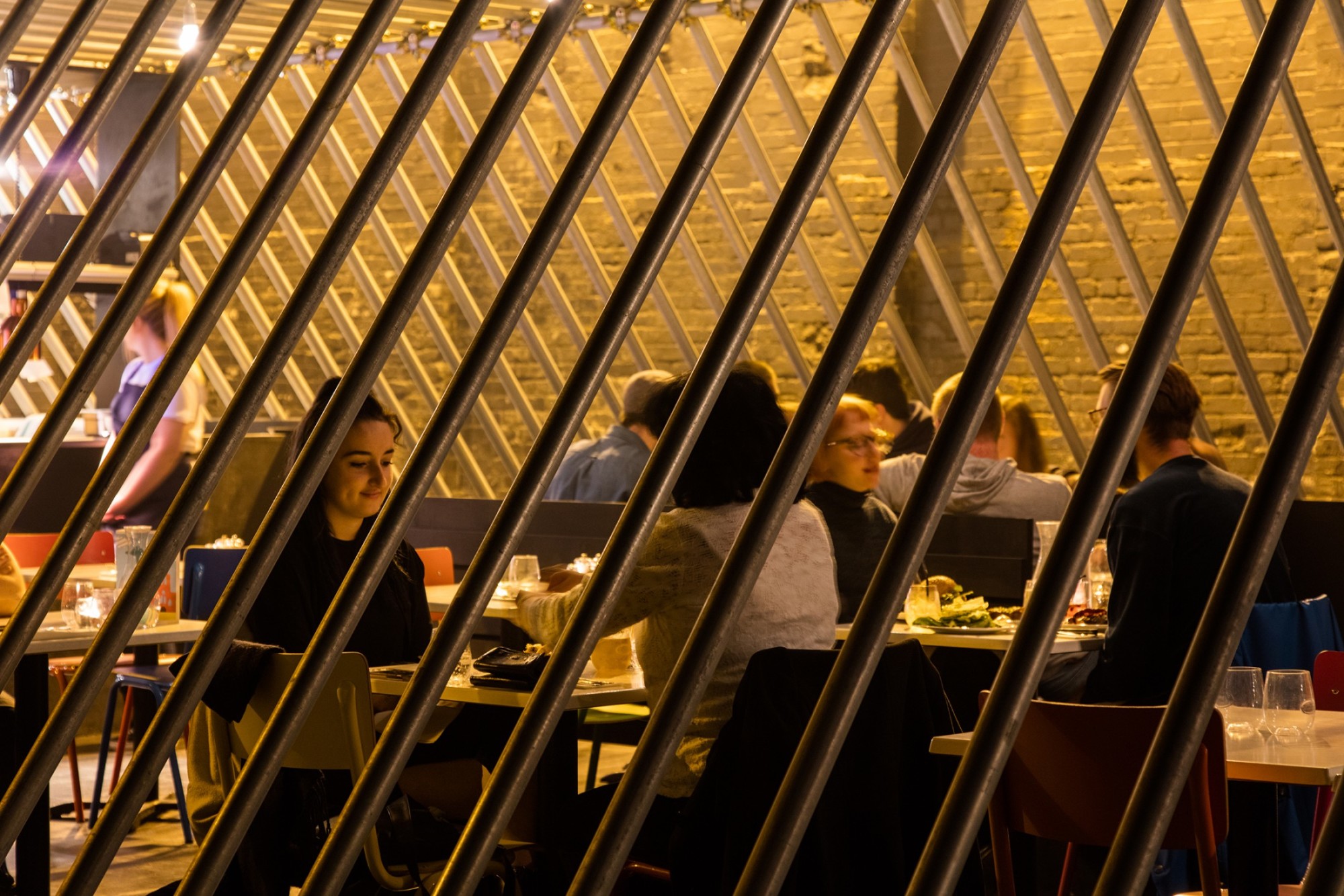 Die Gerüstbauteile für den zeltartigen Bau können lokal entliehen werden.