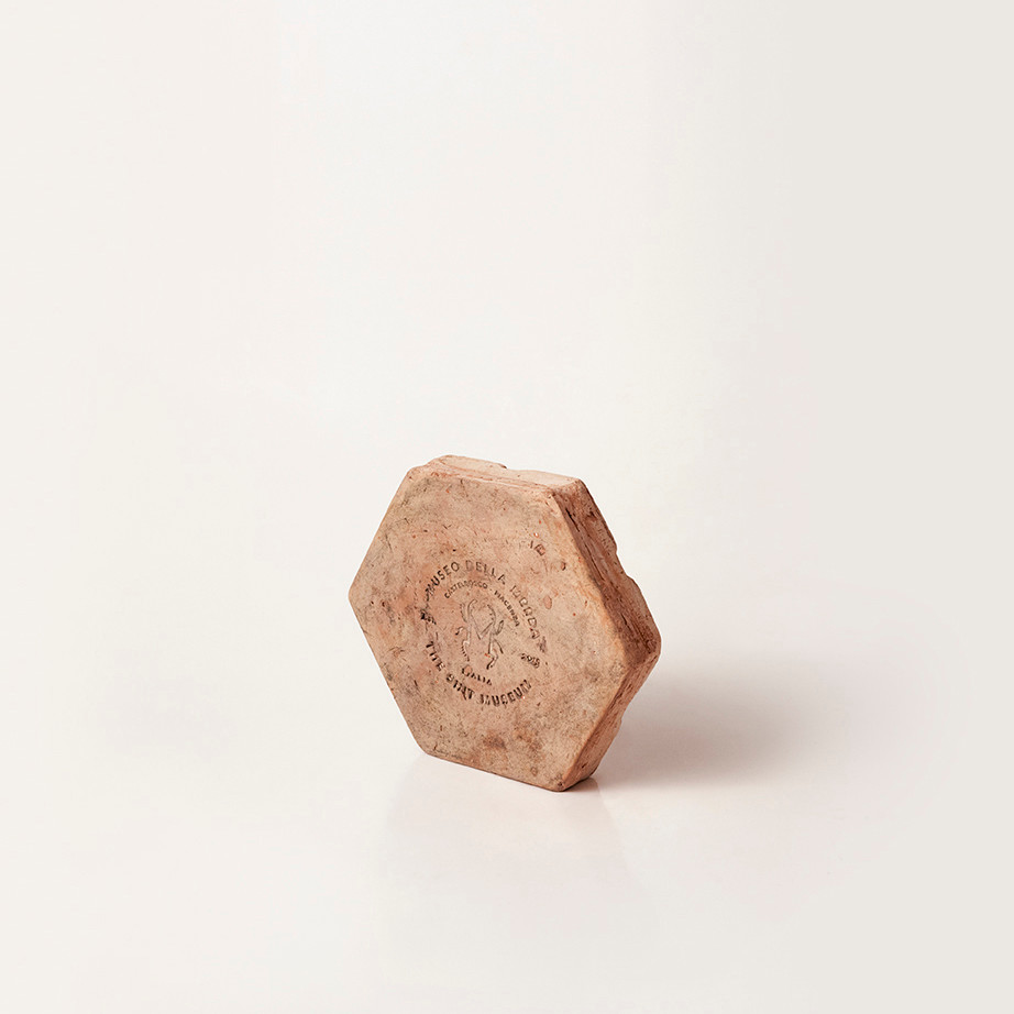 Das Hexagon hat Kantenlänge von jeweils 8,5 cm und einem Gewicht von 1,5 kg