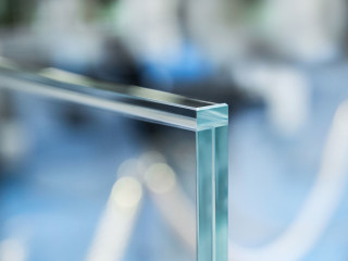 Der Kantenschutz Clear-Edge ist transparent und kann auf horizontale und vertikale Glaskanten laminiert werden.