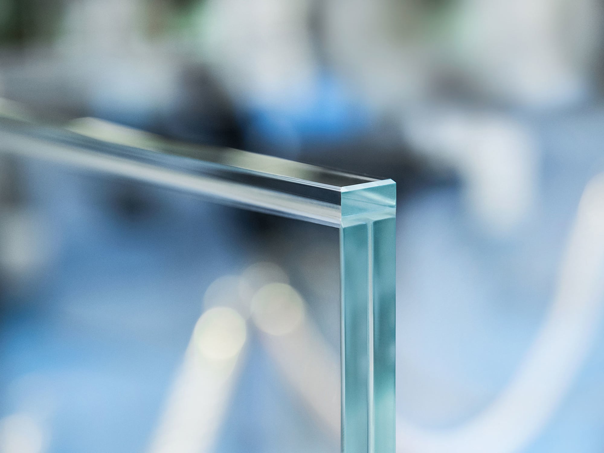 Der Kantenschutz Clear-Edge ist transparent und kann auf horizontale und vertikale Glaskanten laminiert werden.