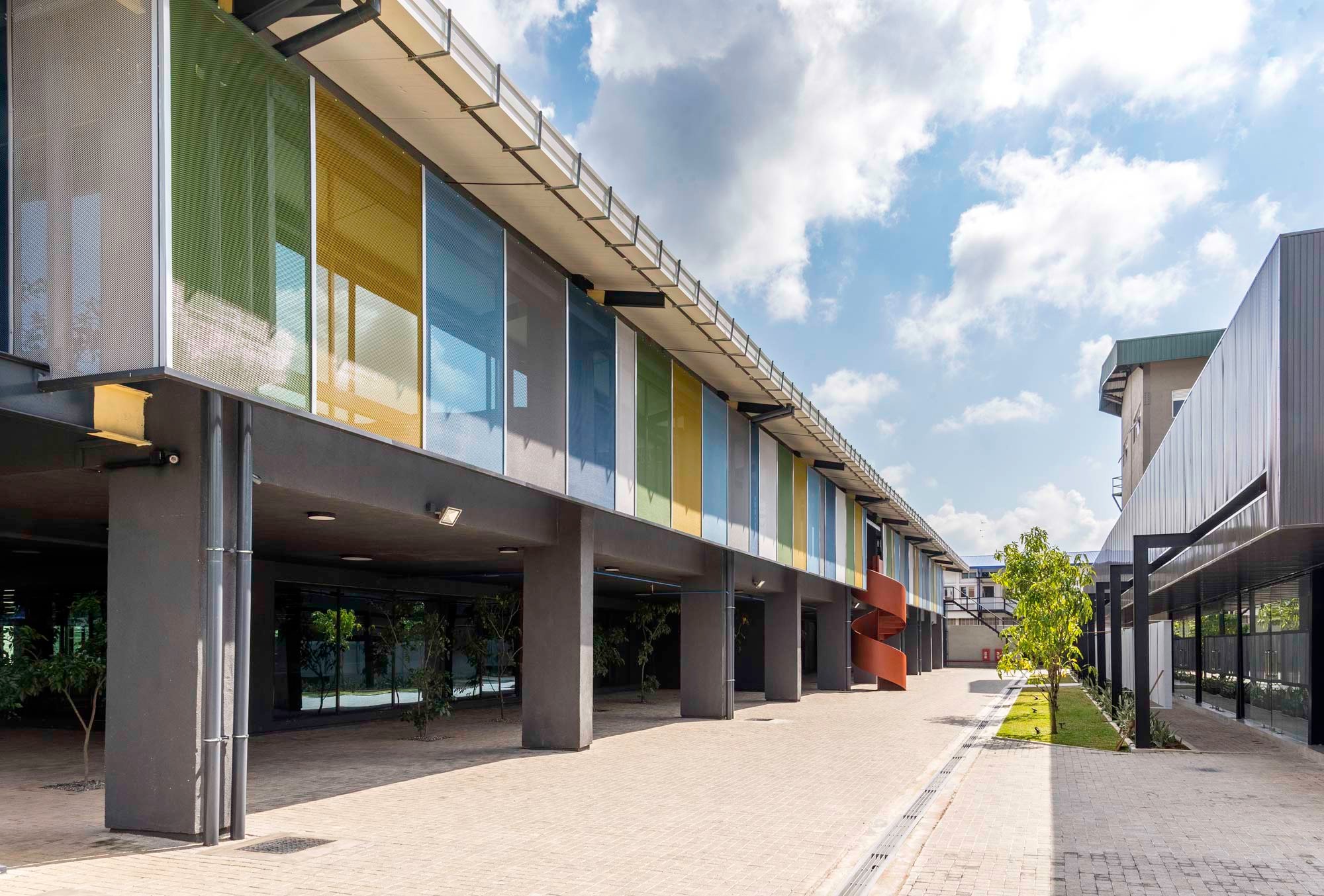 Für den Entwurf zeichnen die sri-lankischen Architekten Vinod Jayasinghe Associates verantwortlich, die Konzeption als Passivhaus übernahmen Jordan Parnass Digital Architecture (JPDA) aus New York.
