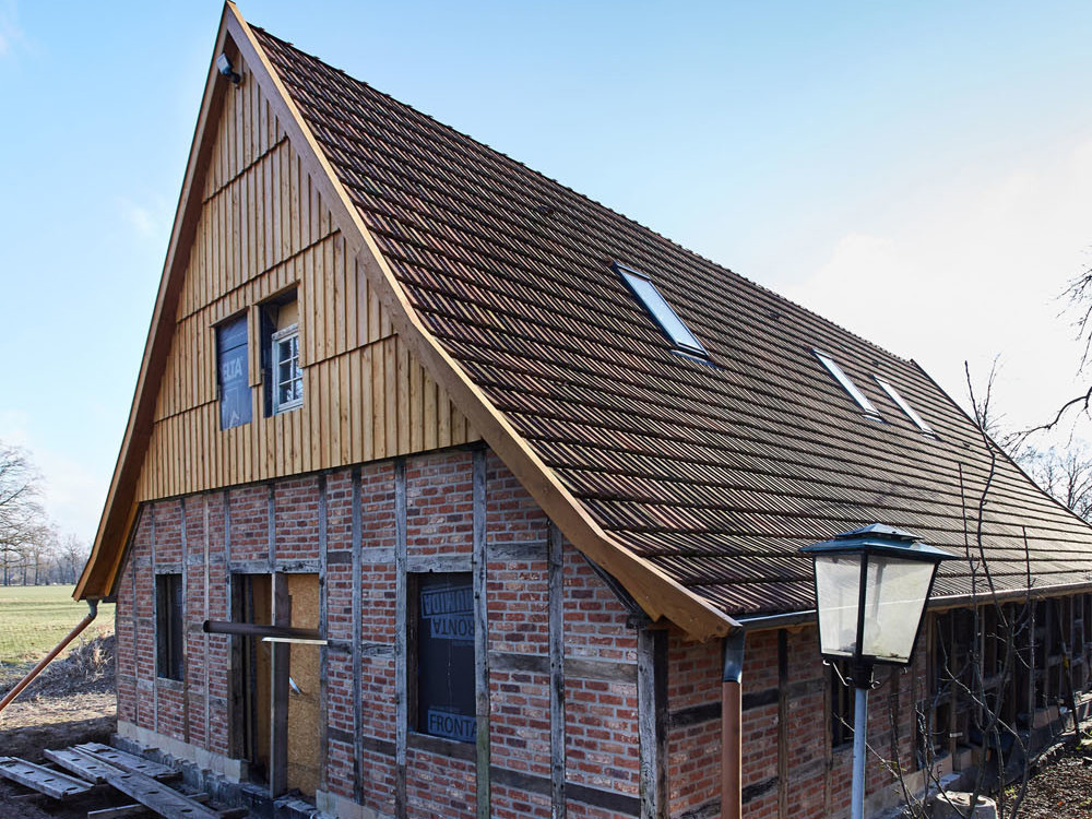 Hinter den alten Fachwerkwänden des einstigen Hofgebäudes in Lienen verbirgt sich ein modernes und hochgedämmtes Wohnhaus aus Holz.