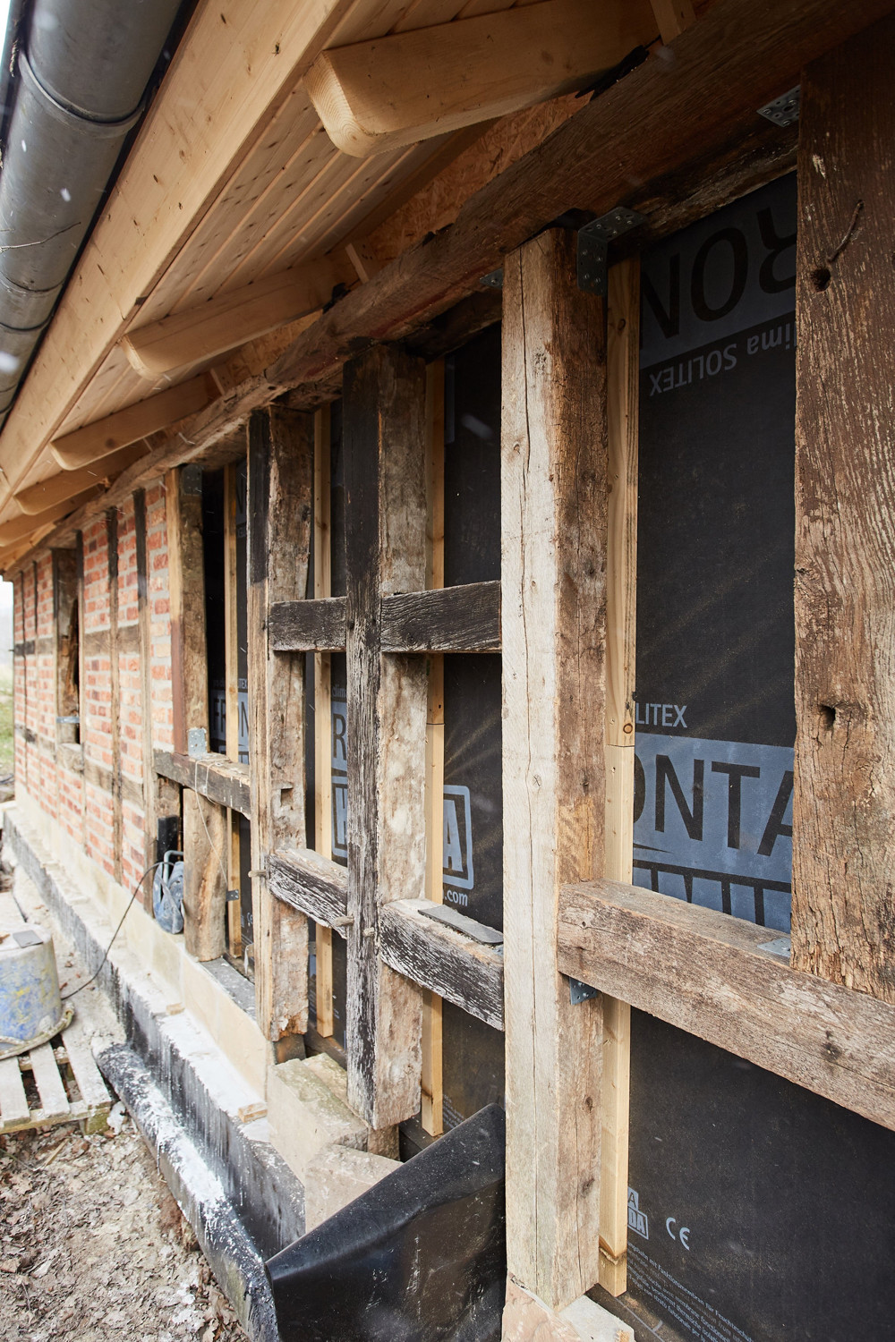 In die historische Gebäudehülle ist ein neuer Holzbau eingepasst, die Wandzwischenräume sind mit einer nichtbrennbaren Dämmschicht gefüllt. 