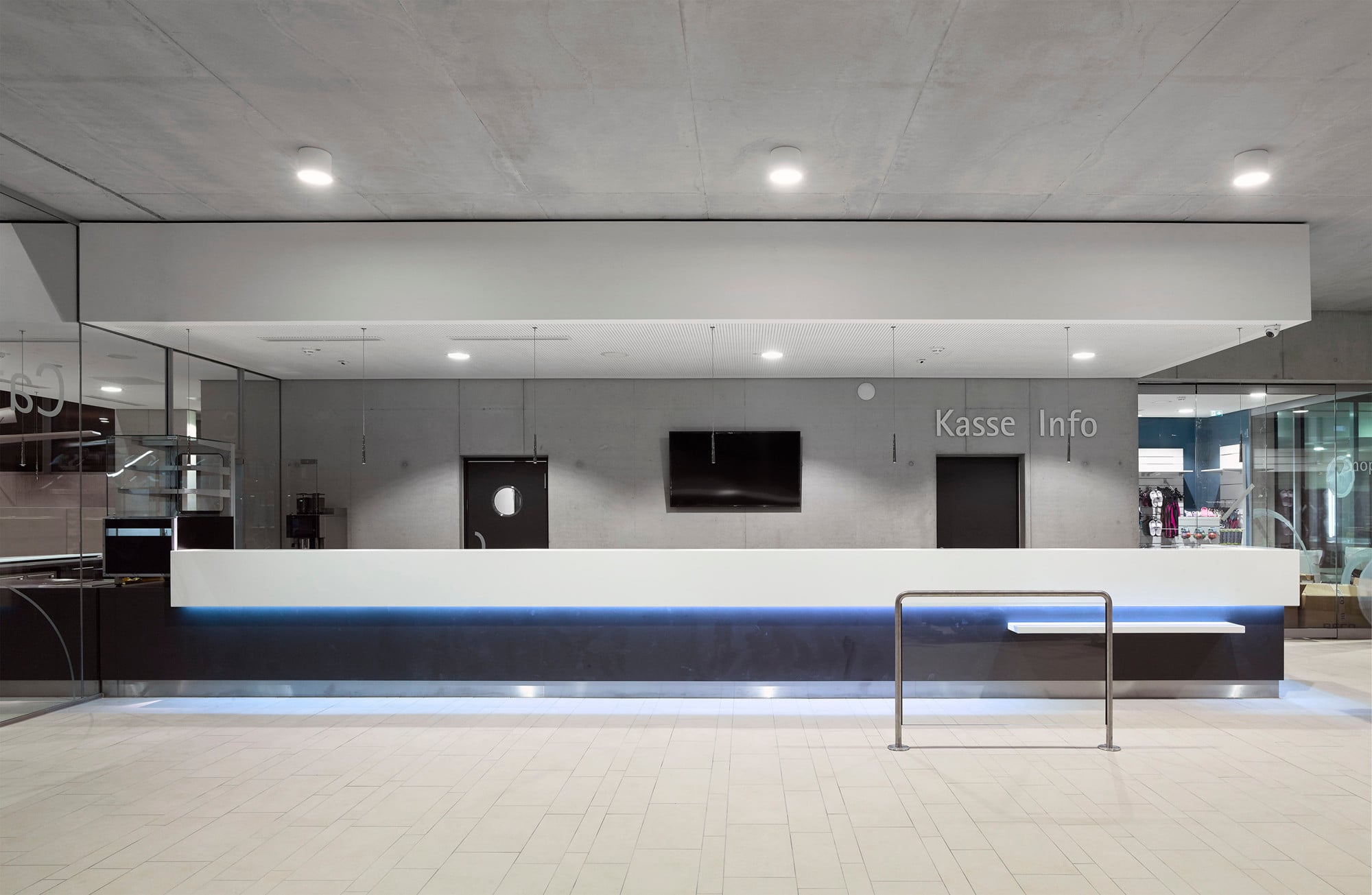 Ein zentrales Foyer dient als Verteiler für das Sport- und Freizeitbad sowie den Sauna-Bereich.