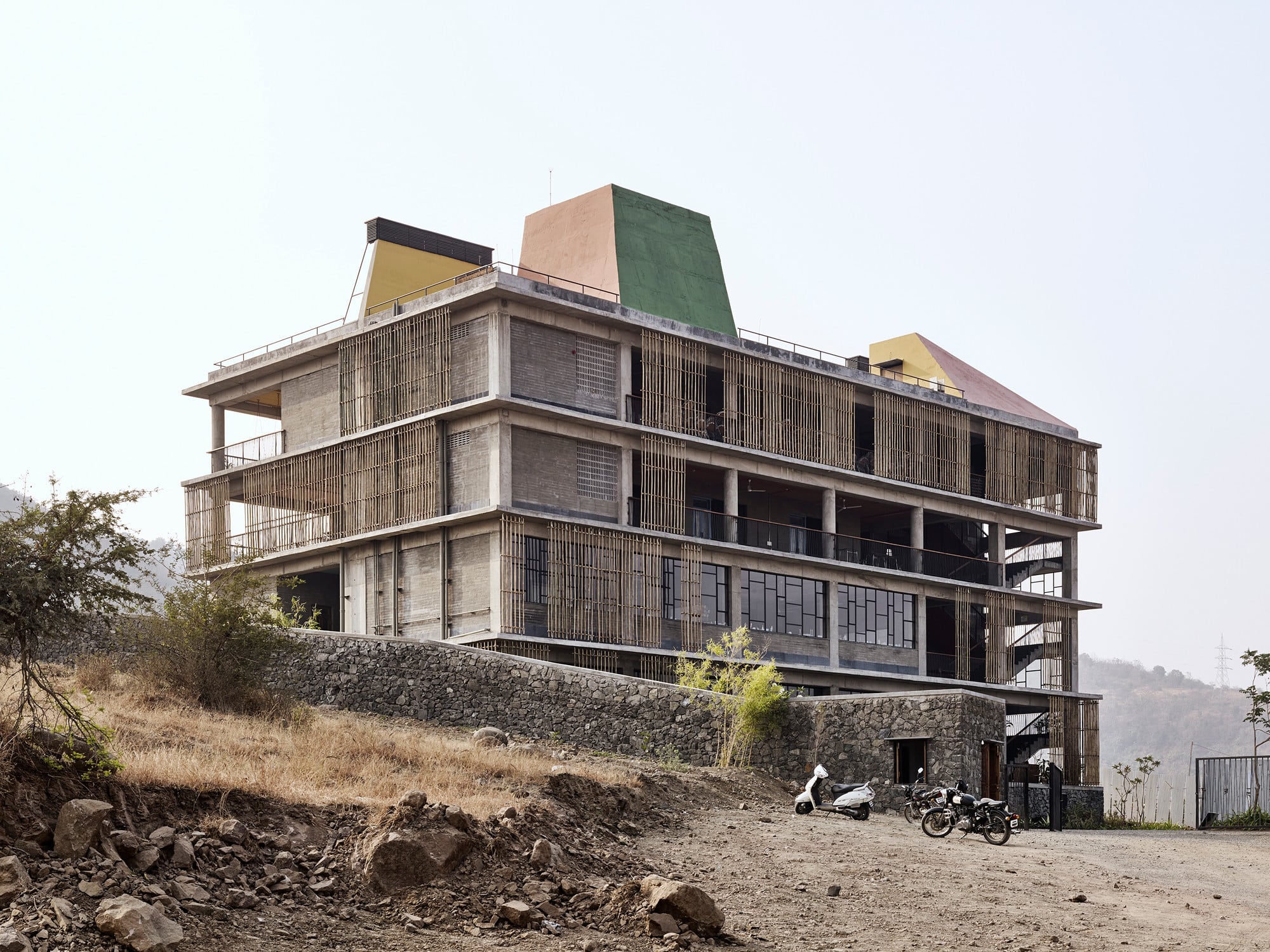 Die Gebäude sind simple Konstruktionen aus Ortbeton, die an das „Maison Dom-Ino“ Le Corbusiers erinnern. 