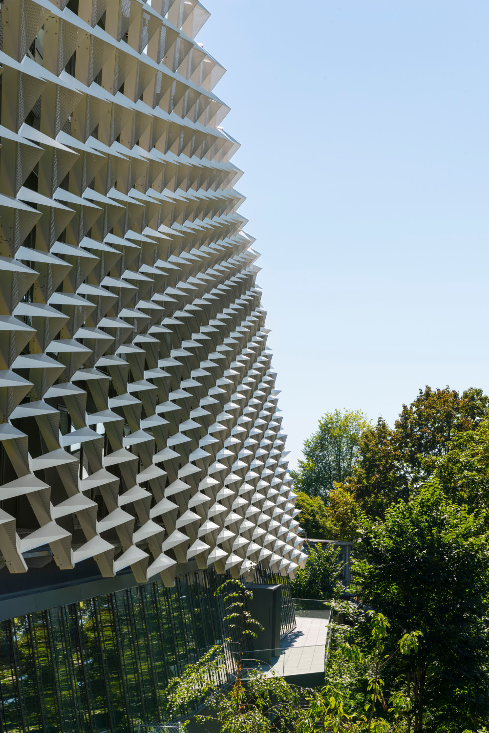 Um die empfindlichen Laborräume vor starker Aufheizung zu schützen, entwickelten Behnisch Architekten in Zusammenarbeit mit dem Ingenieurbüro Transsolar ein strahlend weißes Sonnenschutzgitter.