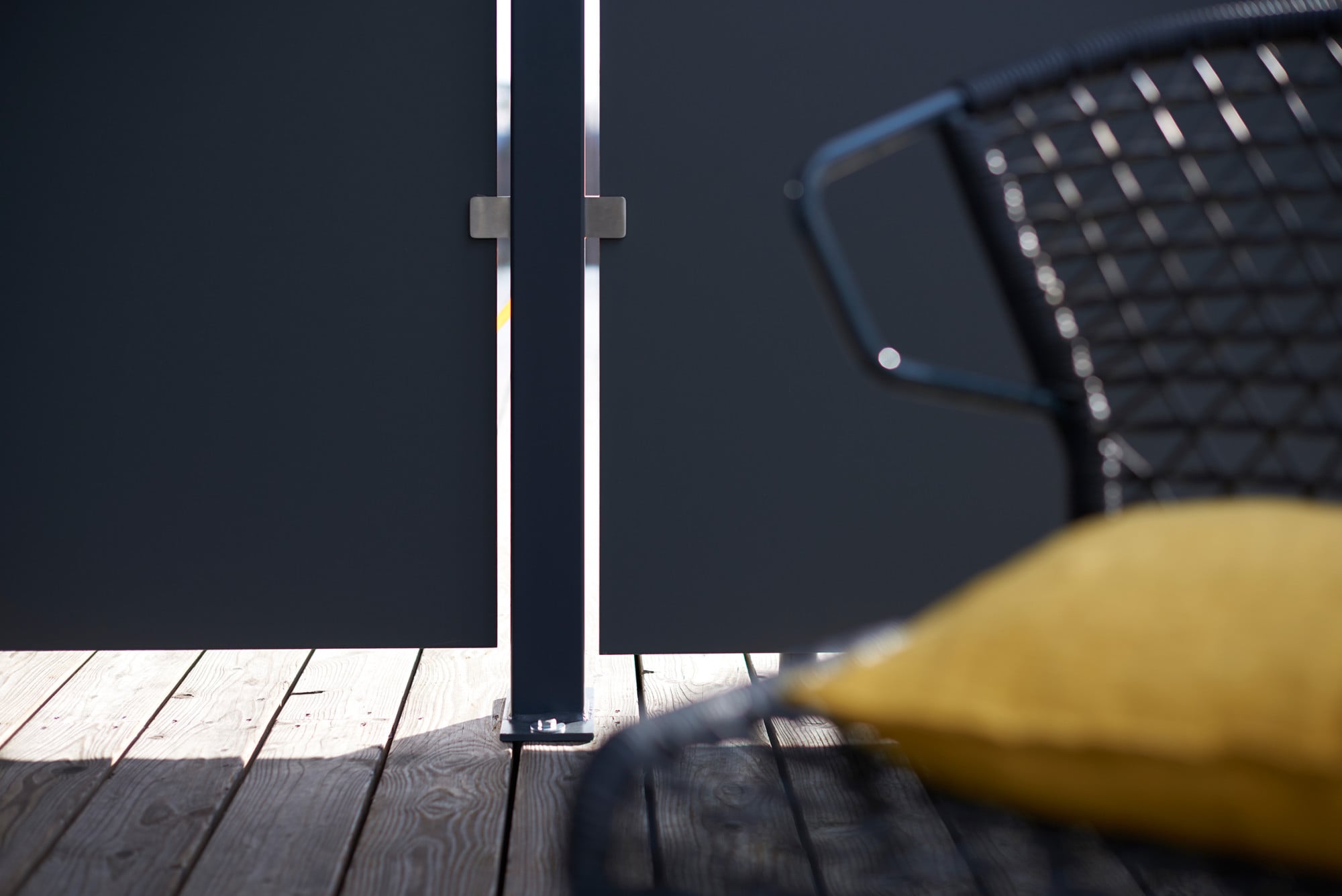 Als Balkonbrüstung oder als Fassadenverkleidung eignen sich Schichtstoffplatten, da sie robust sind und ihre Oberfläche mit beliebigen Dekoren versehen werden kann
