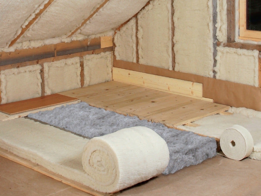 Als Baustoff bindet Wolle Schadstoffe aus der Luft und reguliert das Raumklima. Besonders formstabile Dämmmatten aus Schafwolle produziert Daemwool.