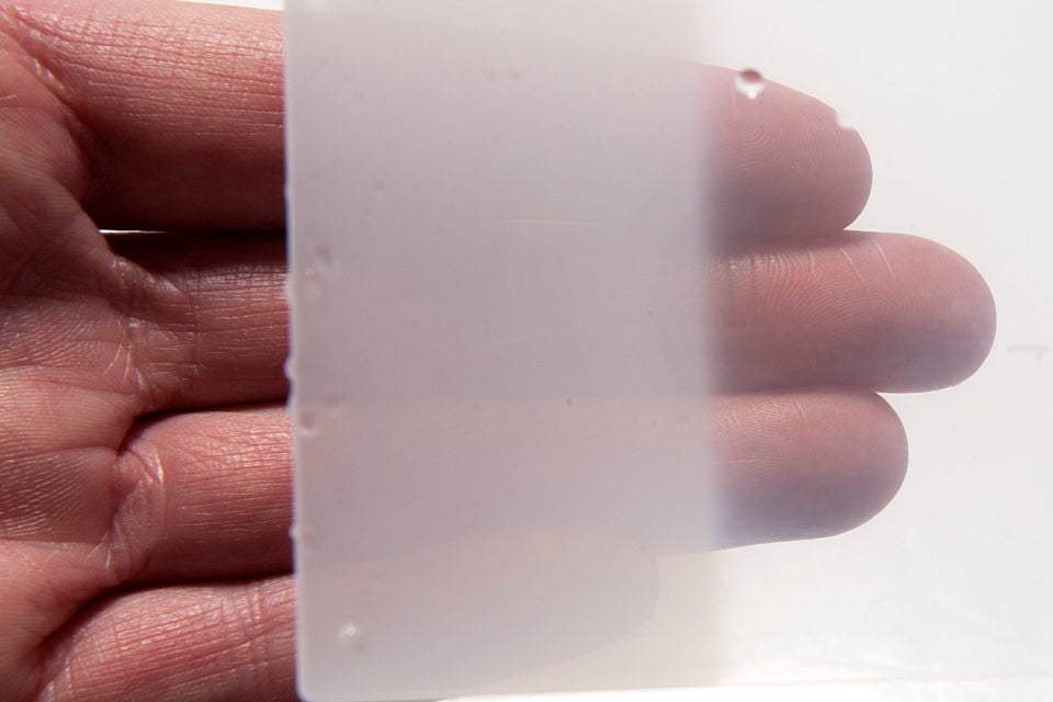 Materialprobe nach Demonstration mit heißem Wasser: Links tranzluzent (heiß), rechts transparent (kalt).