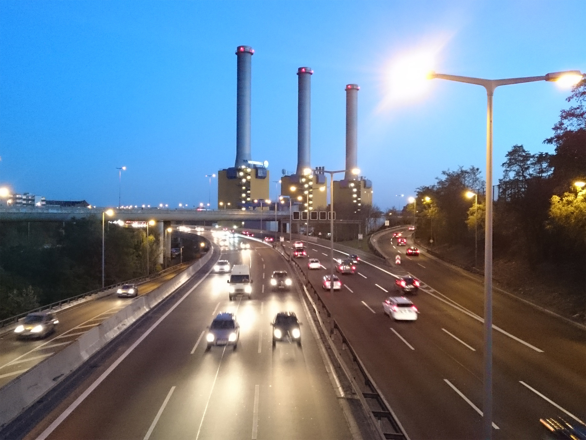 Im Freien werden Punktschallquellen, linienförmige Schallquellen (z.B. Straßenverkehrslärm) und Flächenschallquellen unterschieden.