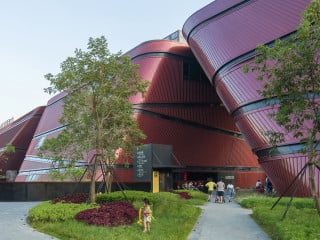 Fast einen halben Kilometer lang ist das von Mecanoo Architekten aus Delft entworfene Longgang Kulturzentrum. 