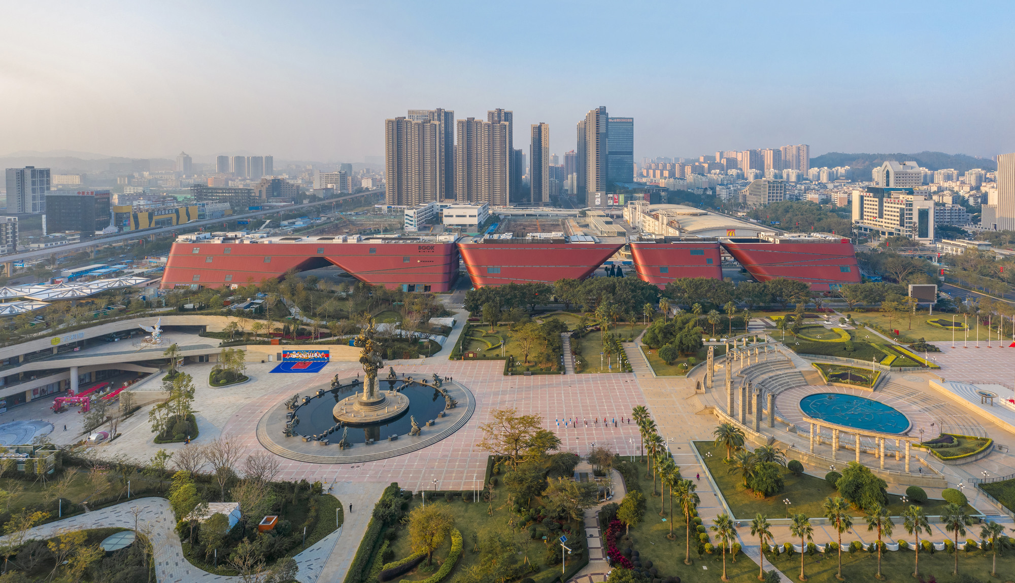Kulturzentrum und Park bilden einen neuen Schwerpunkt des öffentlichen Lebens in Longgang.