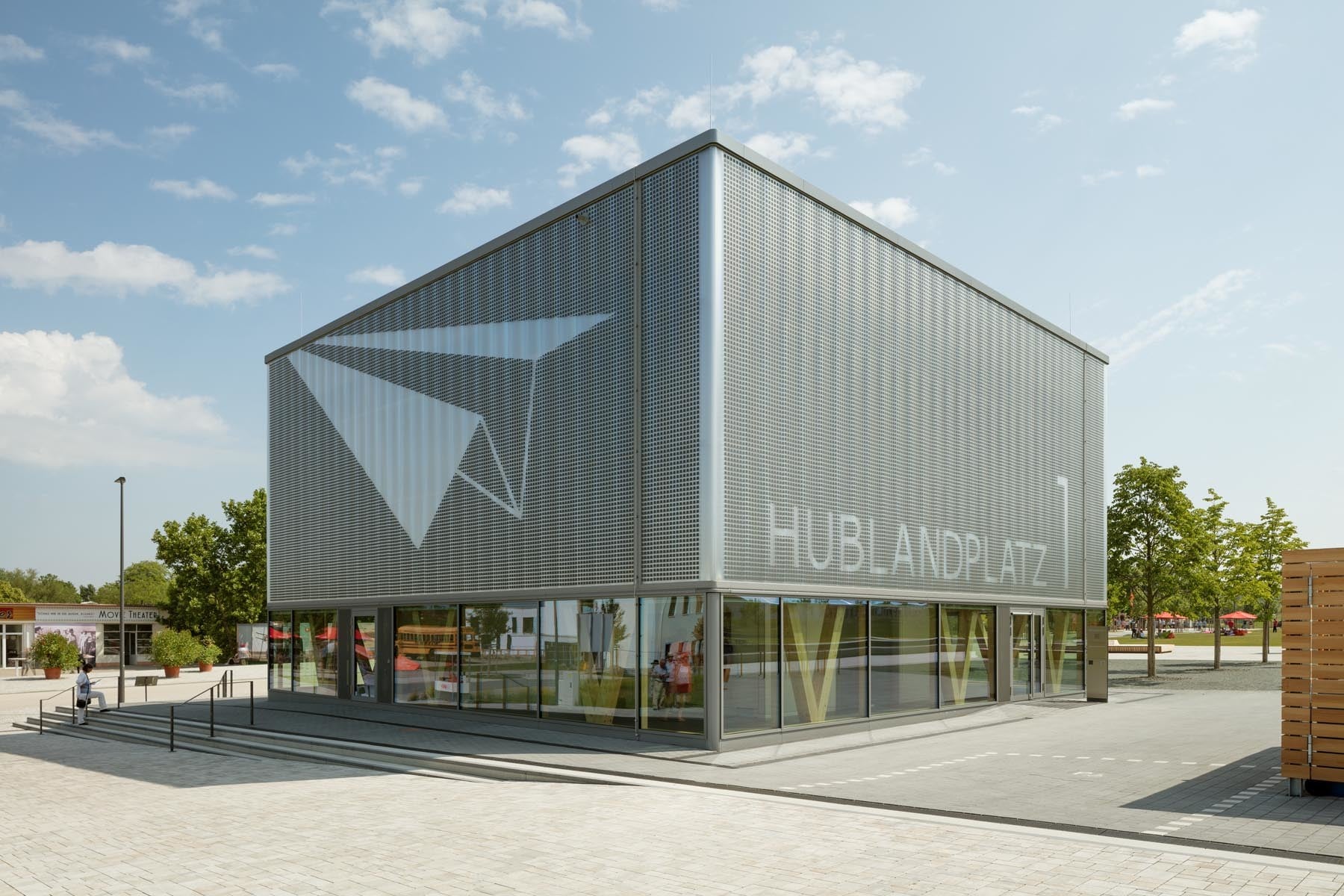 Der Neubau ist Bestandteil eines Stadtentwicklungsprojekts, bei dem vormaliges Kasernengelände inklusive Flugplatz der US-amerikanischen Armee zu dem öffentlichen Quartier „Hubland" gewandelt wird.