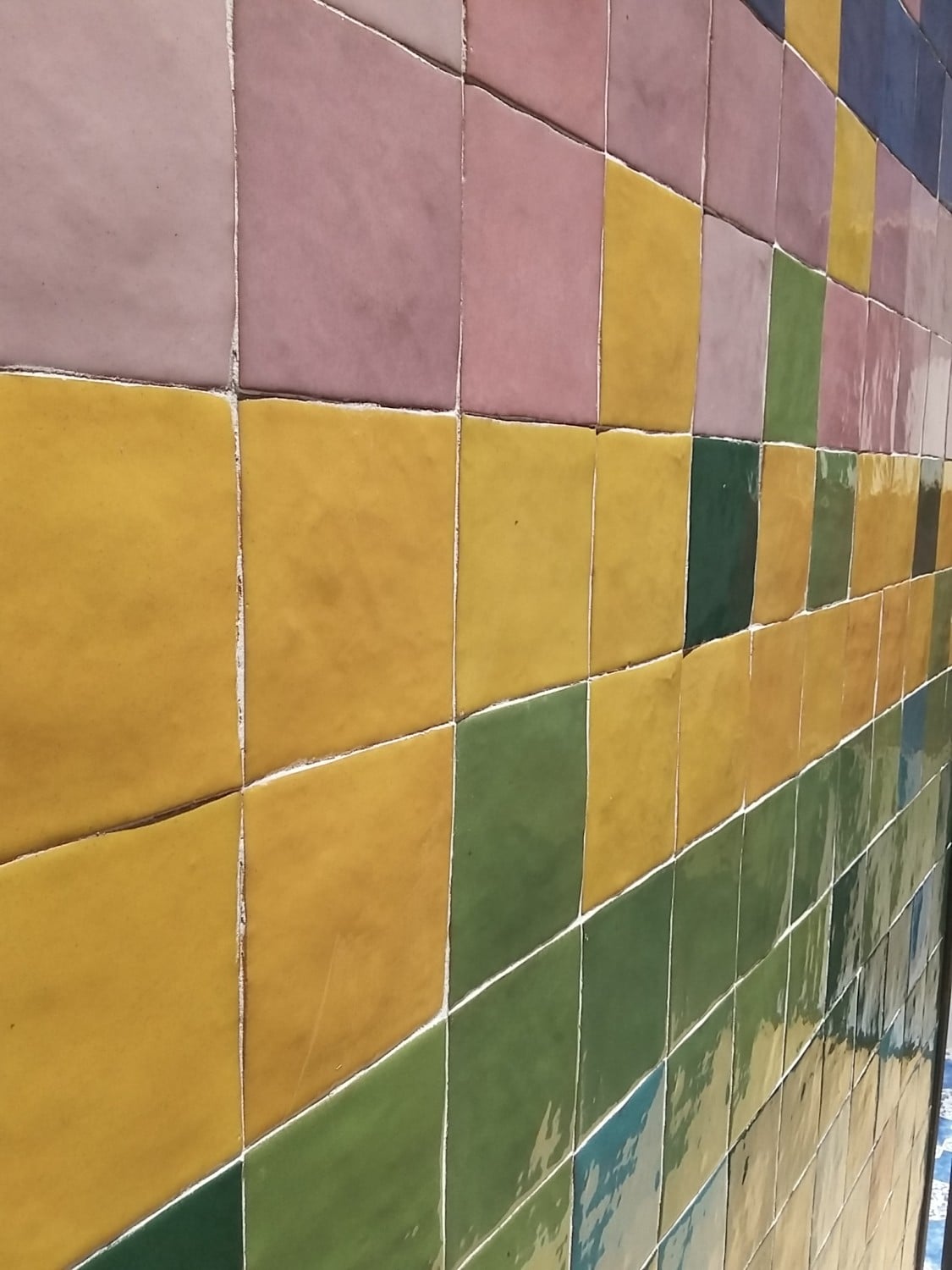 Die mit ihren unebenen Oberflächen und Kanten traditionell anmutenden Serien Provenza und Antic können auf Wunsch in sämtlichen RAL- oder Pantone-Farben gefertigt werden.