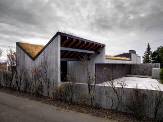 Unterschiedlich geneigte, bewachsene Dächer prägen das Erscheinungsbild der von Studio Granda entworfenen Villa B14 in Garðabær.