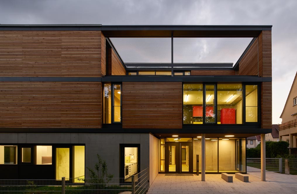 Südöstliche Eingangsseite: Der geradlininge, dreigeschossige Neubau nach Plänen von Fritzen28 Architekten ersetzt einen sanierungsbedürftigen Kindergarten aus den 1950er Jahren.