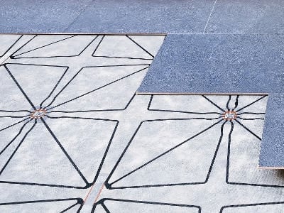Bei einem Sturz von pflegebedürftigen Personen ist schnelle Hilfe gefragt. Das Bodensensorsystem Sensfloor Care erstellt Bewegungs- und Aktivitätsprofile, ohne dass die Bewohner von Pflegeeinrichtungen in ihrer Privatsphäre gestört werden.