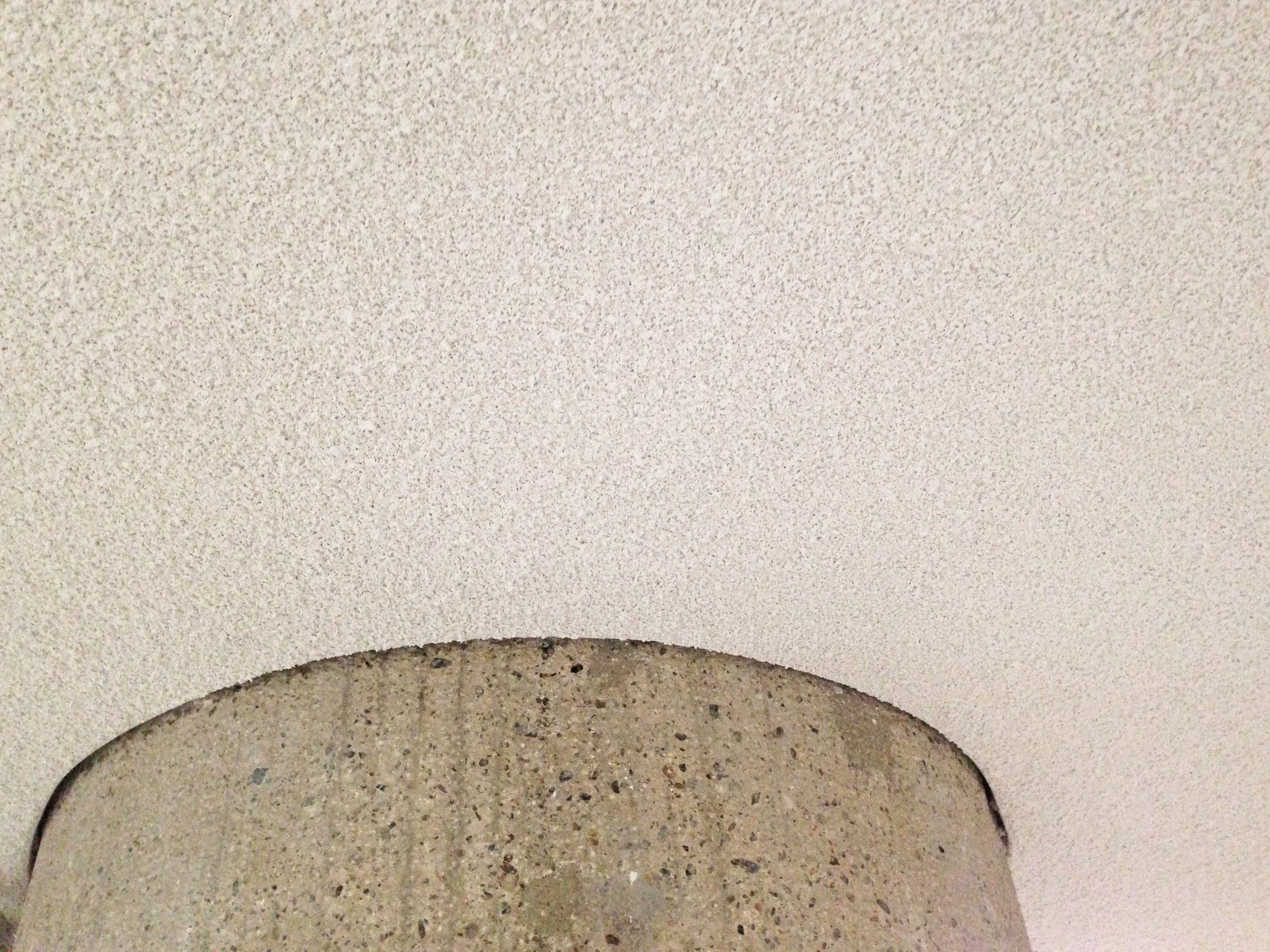 Eine gute Bauteil-Schalldämmung wird durch ausreichende hohe Bauteilmasse oder durch geeignete mehrschalige Konstruktionen erreicht; von weiterem Einfluss ist die sachgerechte Ausführungsqualität.