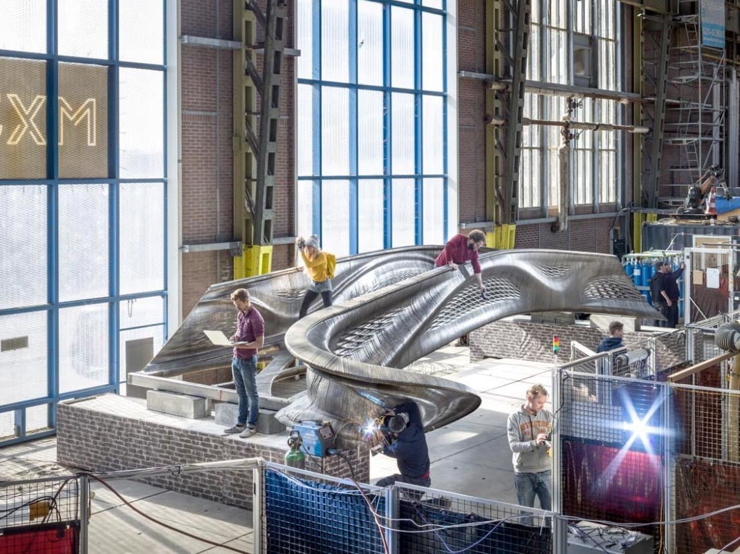 Den Amsterdamer Softwareingenieuren von MX3D gelang es erstmals, eine Stahlbrücke dreidimensional zu drucken.