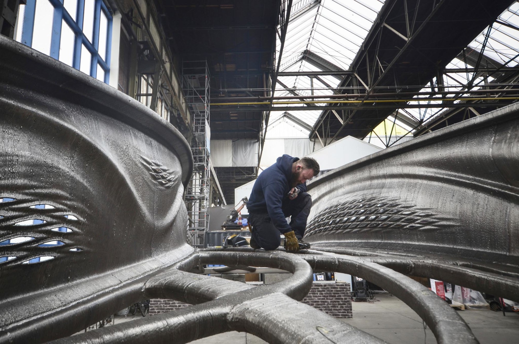 Den komplexen Metalldruck ermöglichten zwei autark arbeitende Roboter, die von einer 3D-Drucksoftware gesteuert wurden und das Metall durch Auftragsschweißen bzw. „Cladding” in praktisch jeder Orientierung schichtweise addierten