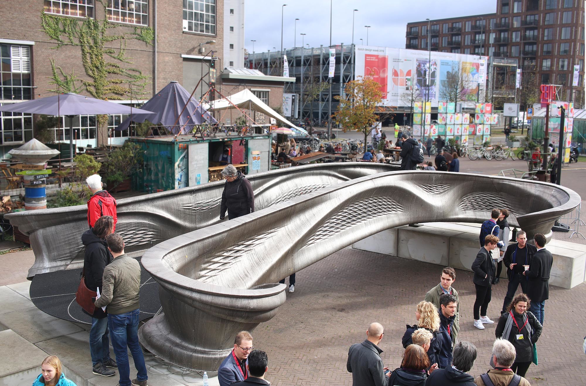 Um Informationen über die Frequentierung oder die Steifigkeit der Brücke, aber auch über die Nachbarschaft und nähere Umgebung zu erhalten, rüstet MX3D das Bauwerk mit Sensoren aus.